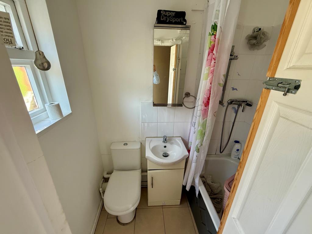 Lot: 116 - VACANT MIXED-USE BUILDING IN TOWN CENTRE - Bathroom with W.C.